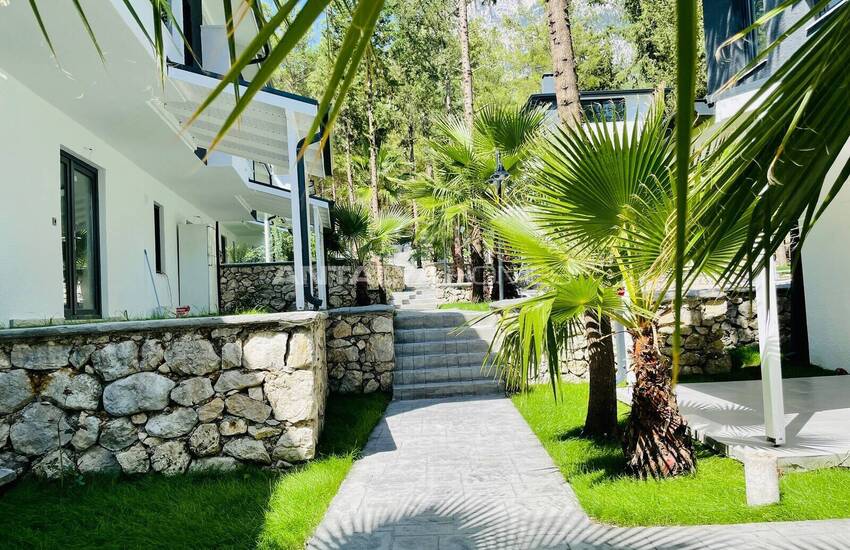 Antalya Kemer'de Havuzlu Site İçinde Yarı Müstakil Villa 2