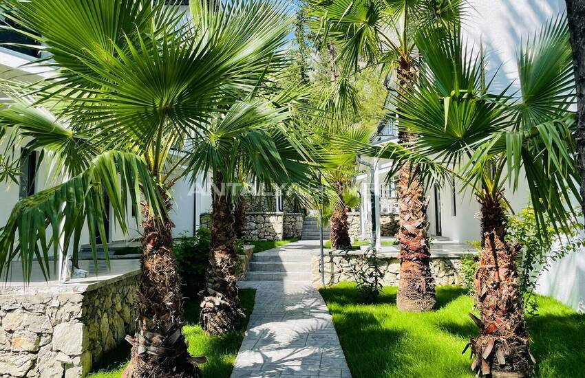 Antalya Kemer'de Havuzlu Site İçinde Yarı Müstakil Villa 3