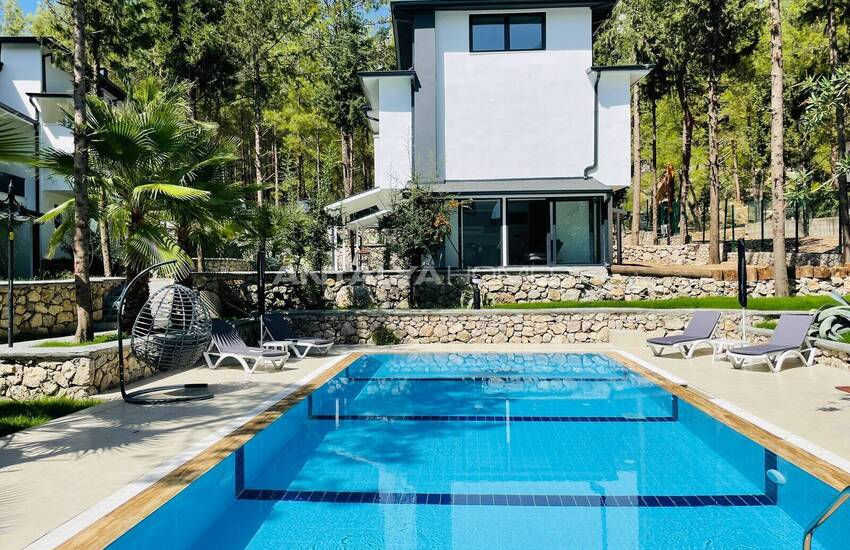 Antalya Kemer'de Havuzlu Site İçinde Yarı Müstakil Villa 7