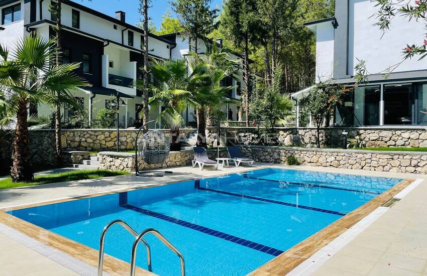Antalya Kemer'de Havuzlu Site İçinde Yarı Müstakil Villa 13