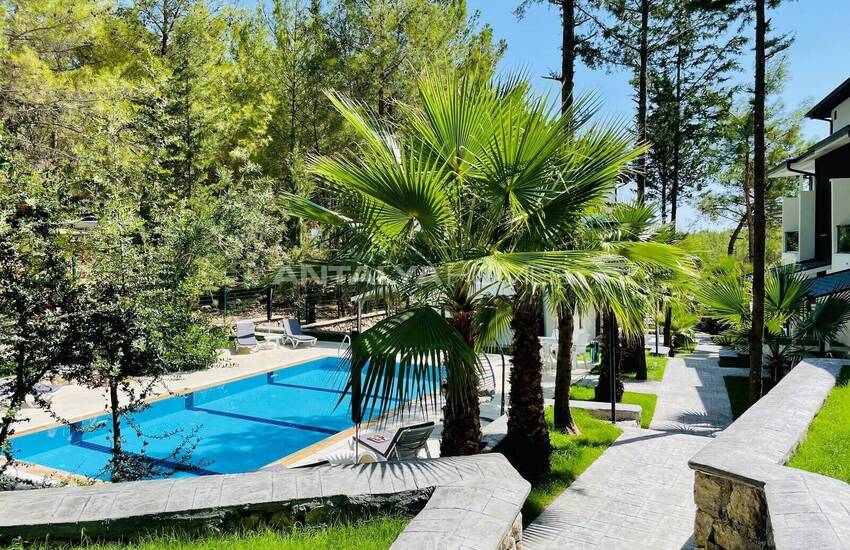 Antalya Kemer'de Havuzlu Site İçinde Yarı Müstakil Villa 16