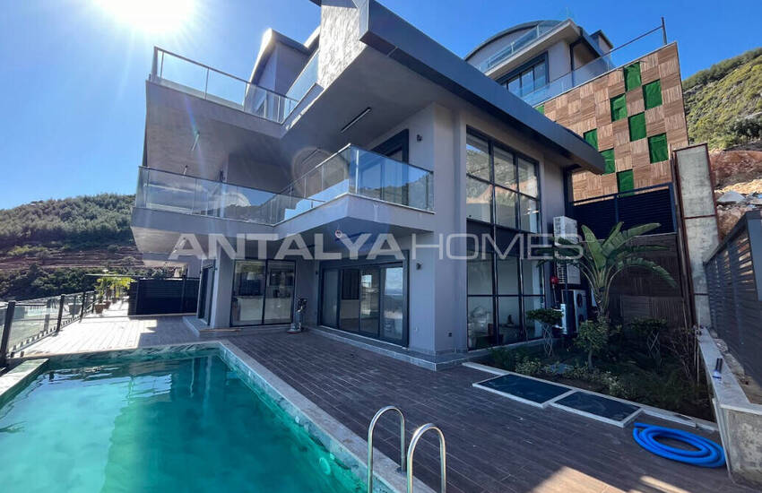 Alanya Tepe'de Panoramik Deniz Manzaralı Villalar 1