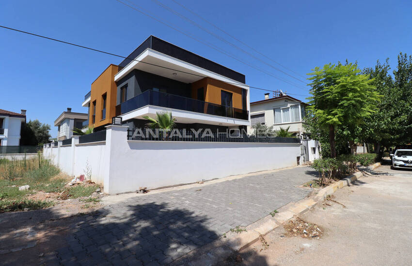 Triplex House with Pool Near Amenities in Antalya Dosemealti 1
