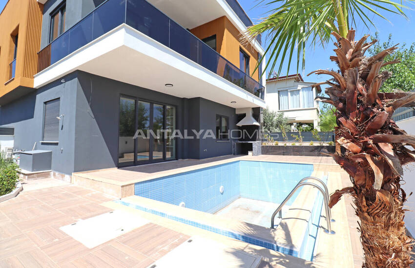 Maison Triplex Avec Piscine Près Des Commodités À Antalya Dosemealti