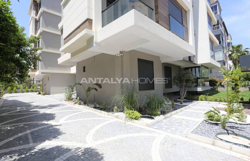 Flats in a Complex with Pool and Parking in Antalya Konyaalti 1