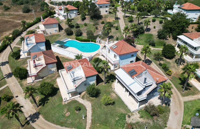 Antalya'da Havuzlu Site İçinde Taşınmaya Hazır Eşyalı Villa 2
