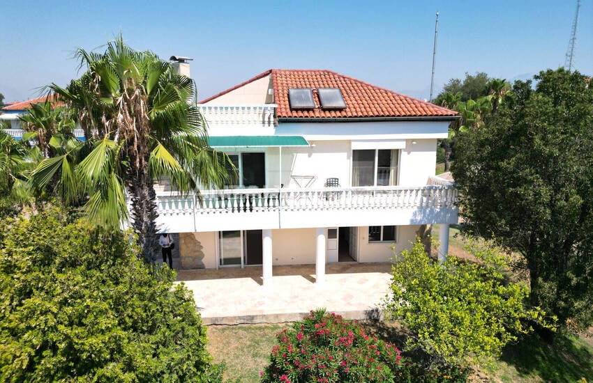 Antalya'da Havuzlu Site İçinde Taşınmaya Hazır Eşyalı Villa 3