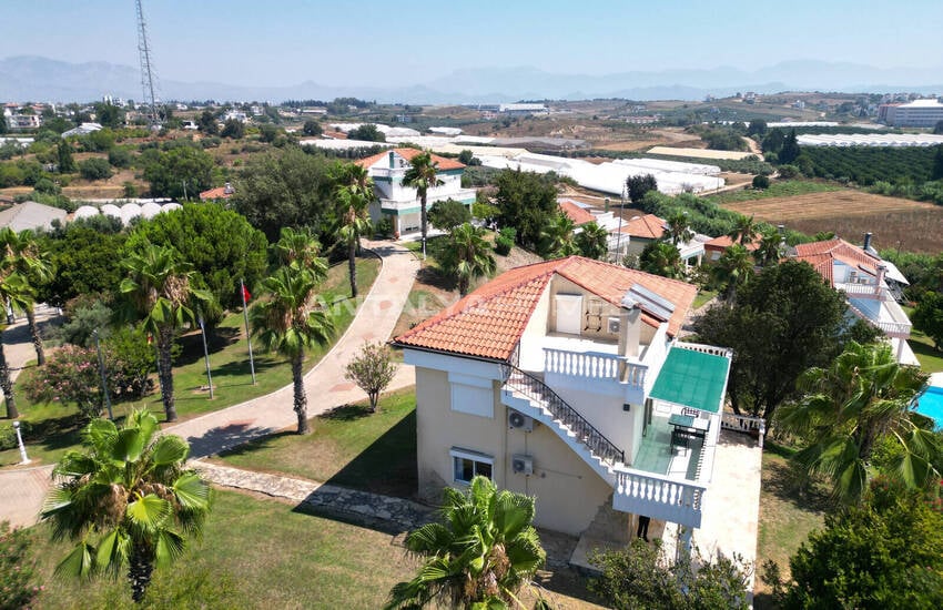 Antalya'da Havuzlu Site İçinde Taşınmaya Hazır Eşyalı Villa 5