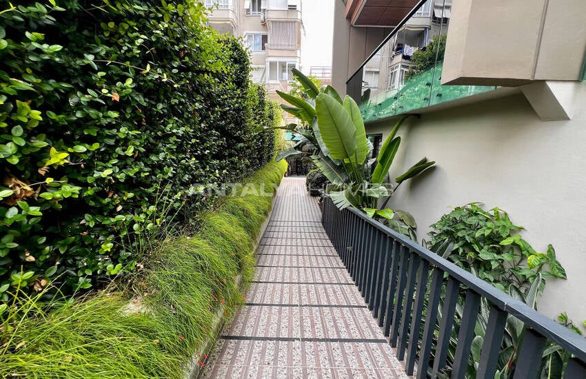 Beach-side Flat in a Complex with Pool in Alanya Center 4