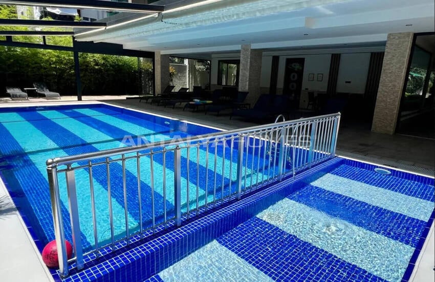 Beach-side Flat in a Complex with Pool in Alanya Center 3