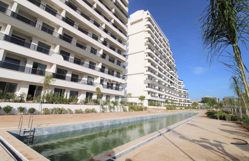 Flats in a Complex with Rich Amenities in Antalya Altıntaş 1