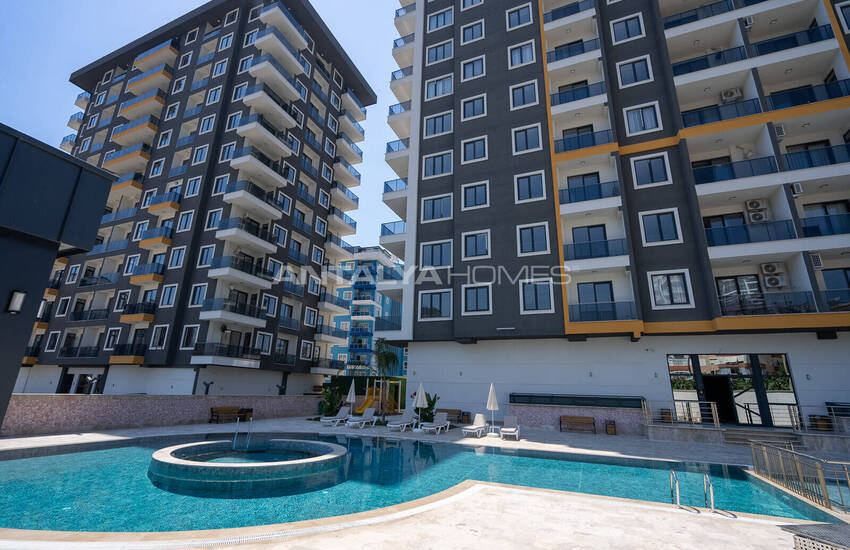 Key-ready Flats in a Beachside Complex with Amenities in Alanya