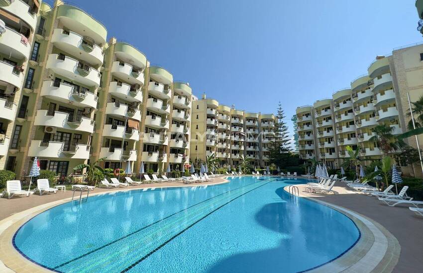Недвижимость с видом на бассейн в комплексе на берегу моря в Махмутлар 2