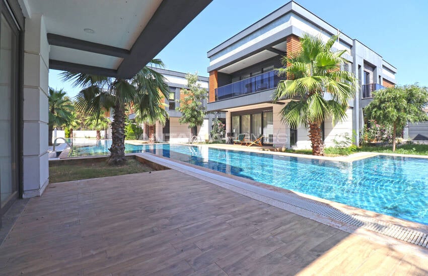 4-bedroom Villa Within a Complex with a Pool in Dosemealti