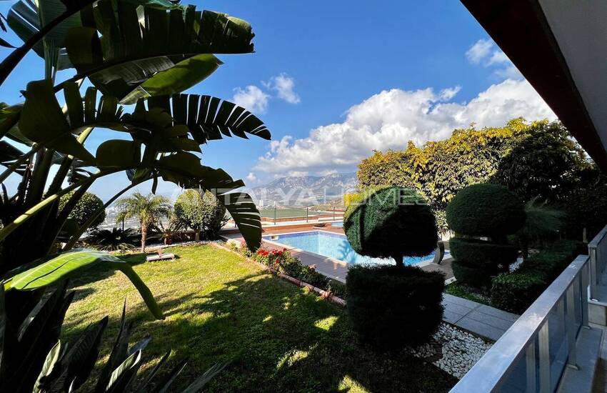 خانه شیک با منظره دریا و شهر در آلانیا 11