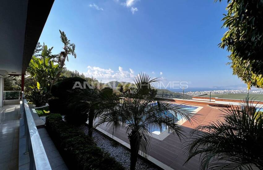 خانه شیک با منظره دریا و شهر در آلانیا 12