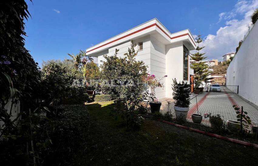 خانه شیک با منظره دریا و شهر در آلانیا 4