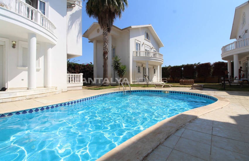 Antalya Belek'te Havuzlu Sitede Eşyalı Villa
