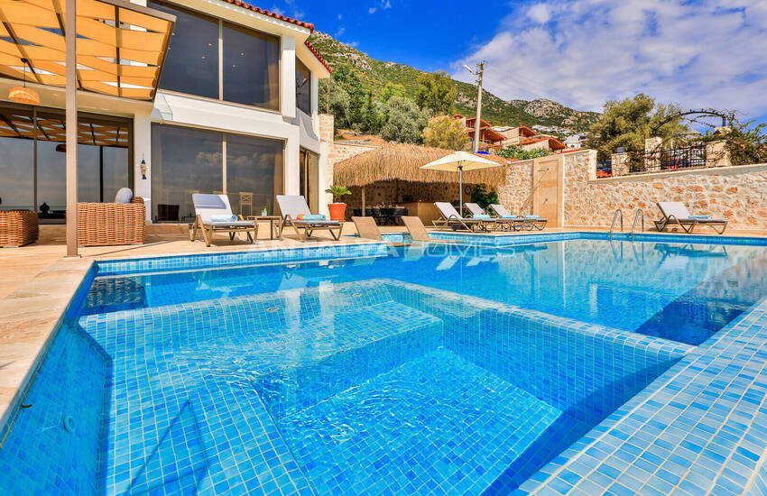 Kaş Kalkan'da Havuzlu ve Deniz Manzaralı Lüks 5+1 Villa 4