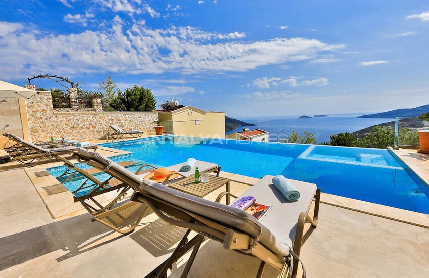 Kaş Kalkan'da Havuzlu ve Deniz Manzaralı Lüks 5+1 Villa 1