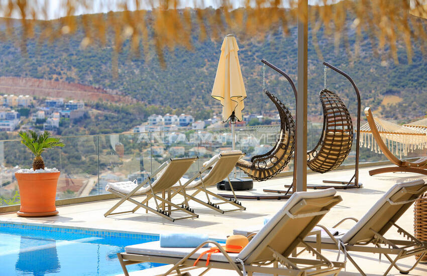 Kaş Kalkan'da Havuzlu ve Deniz Manzaralı Lüks 5+1 Villa 16