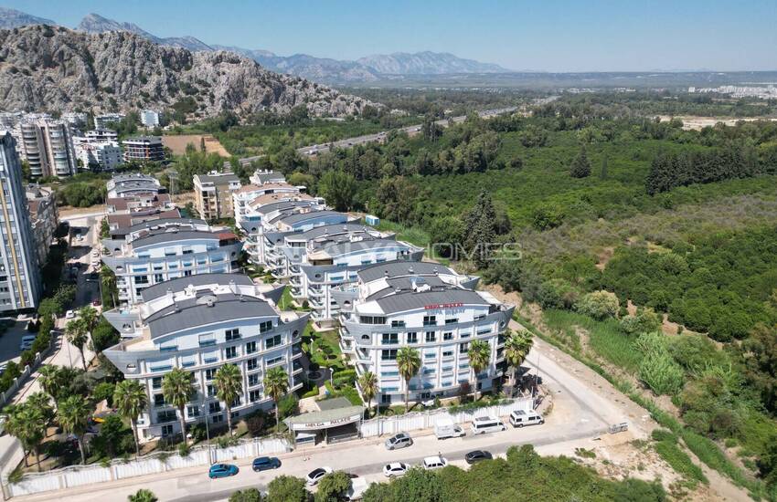 Antalya Konyaaltı’nda Havuz Manzaralı Eşyalı 2+1 Daire 3