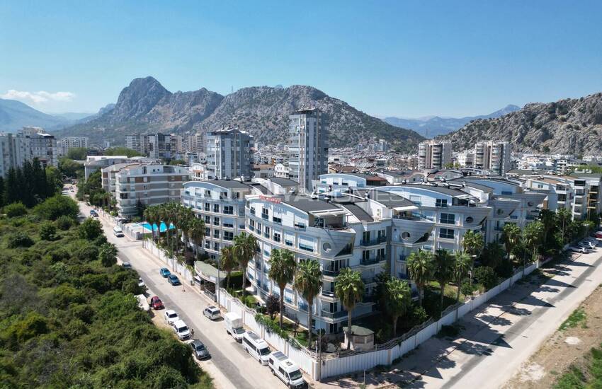 Antalya Konyaaltı’nda Havuz Manzaralı Eşyalı 2+1 Daire 4