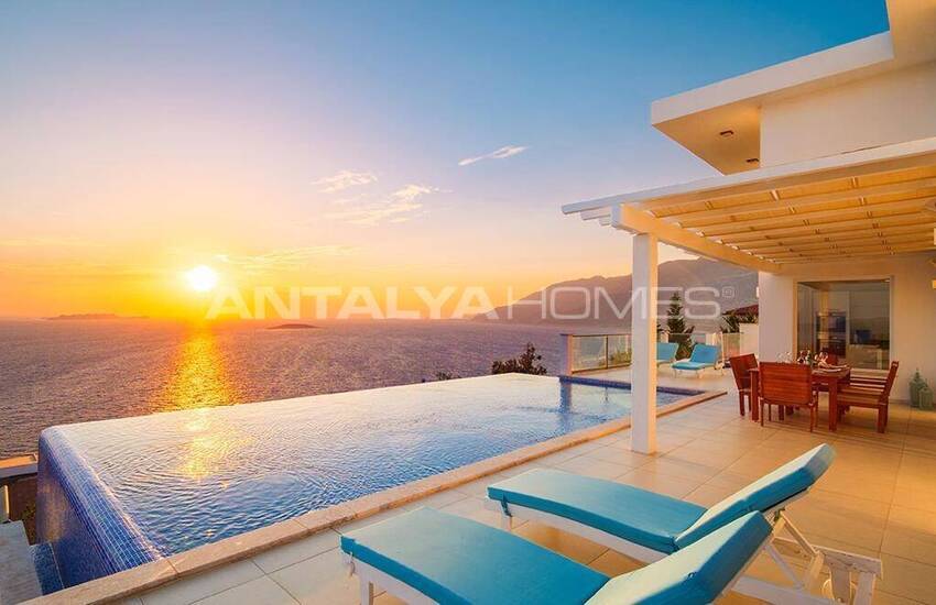 Antalya Kaş’ta Sonsuzluk Havuzu Bulunan 5 Yatak Odalı Villa