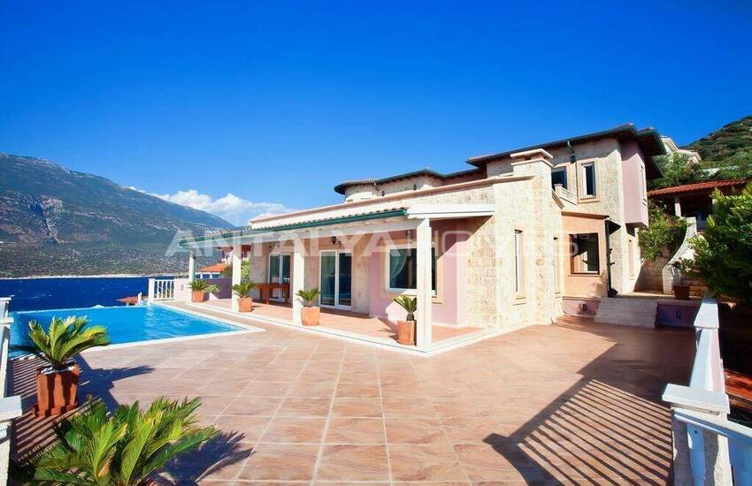 Kaş'ta Yatırım Potansiyeli Olan Deniz Manzaralı Gayrimenkul 3