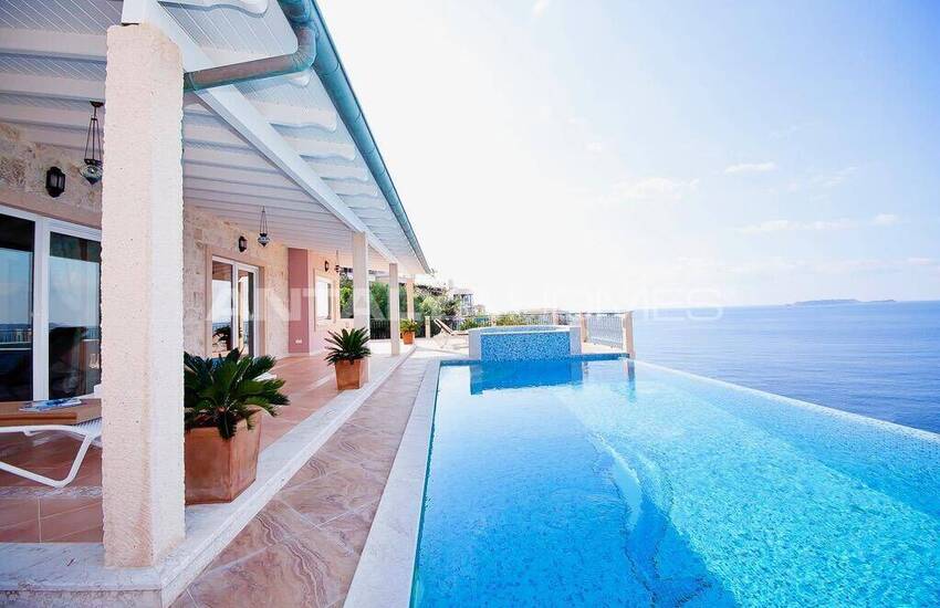 Kaş'ta Yatırım Potansiyeli Olan Deniz Manzaralı Gayrimenkul 4