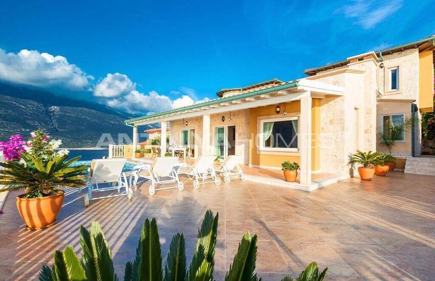 Kaş'ta Yatırım Potansiyeli Olan Deniz Manzaralı Gayrimenkul 1