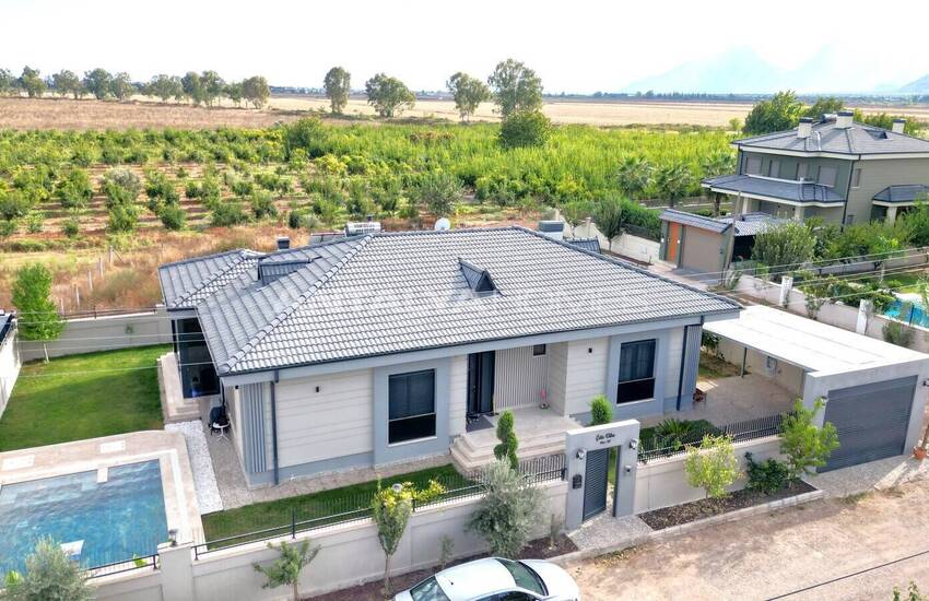 Antalya Döşemealtı'nda Havuzlu ve Dağ Manzaralı Ev 1