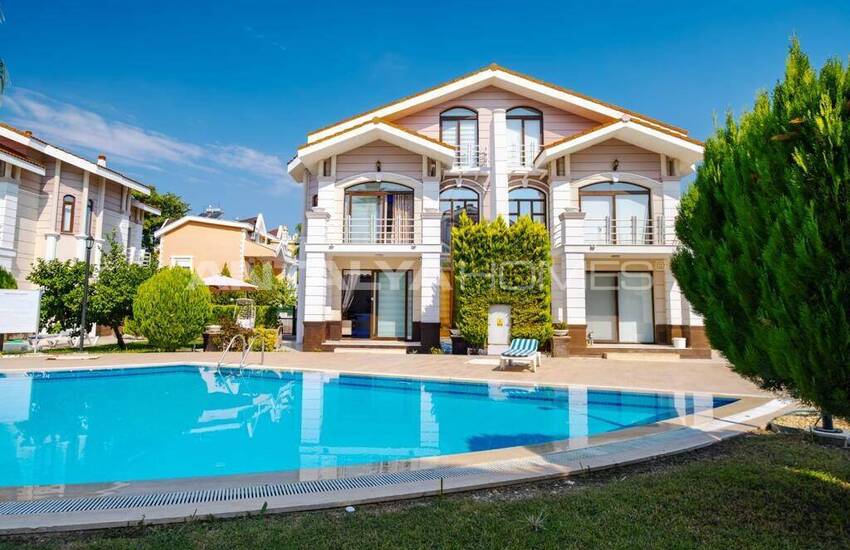Antalya Belek'te Havuzlu Sitede 3 Odalı Şık Villa 11