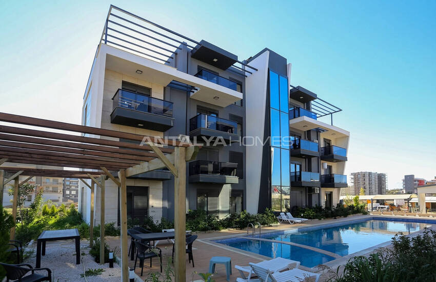 Building with High Rental Income Potential in Antalya Altintas