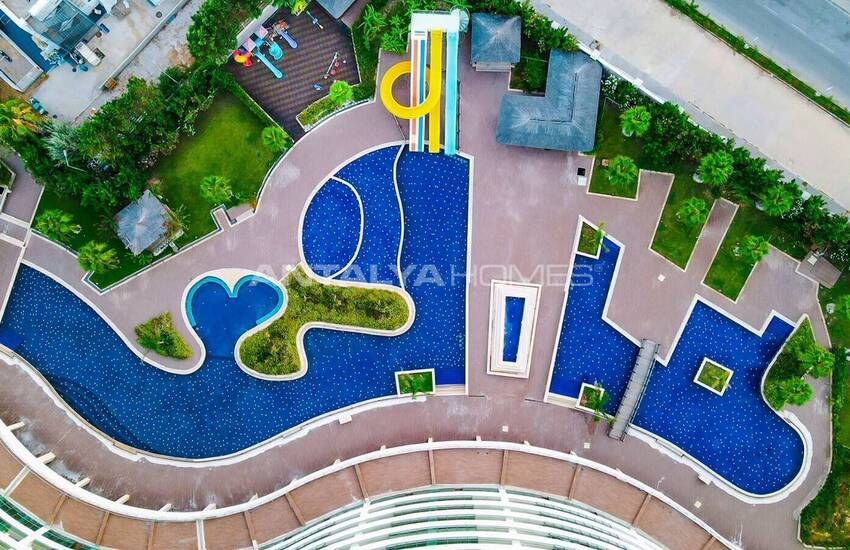 Недвижимость в комплексе с частным выходом на пляж в Анталии Кунду 3