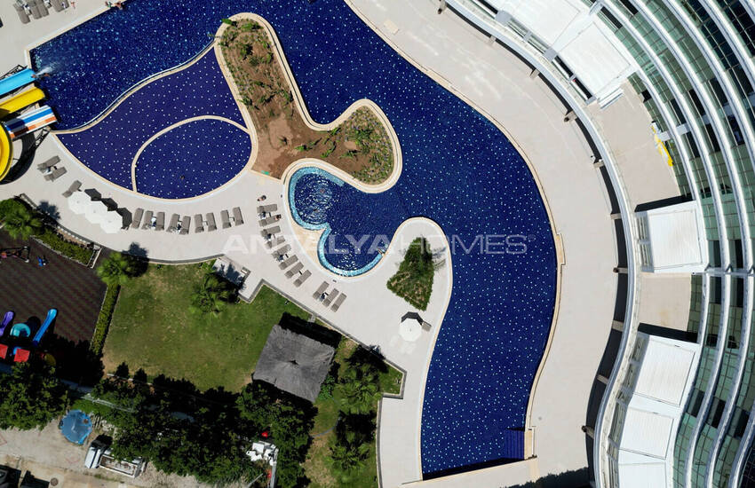 Недвижимость в комплексе с частным выходом на пляж в Анталии Кунду 4