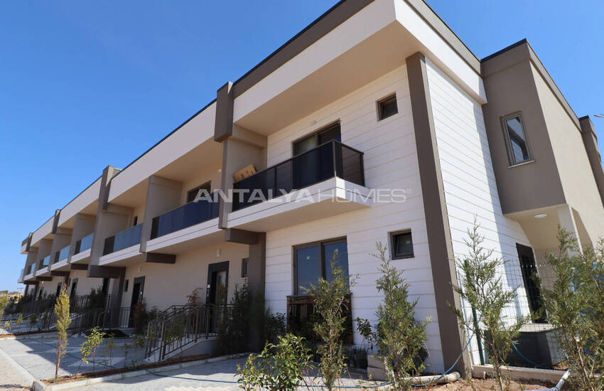 Aksu’da Havuzlu ve Bahçeli Sitede Deniz Manzaralı Daireler 6