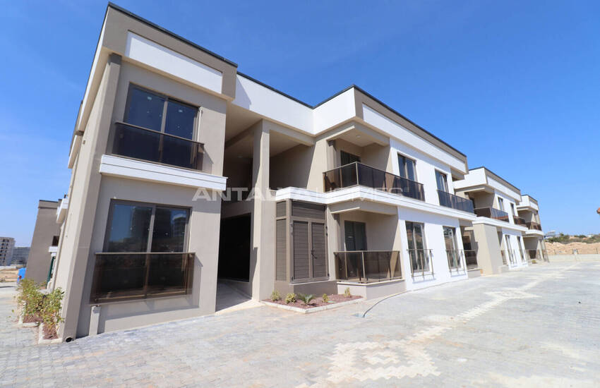 Aksu’da Havuzlu ve Bahçeli Sitede Deniz Manzaralı Daireler 7