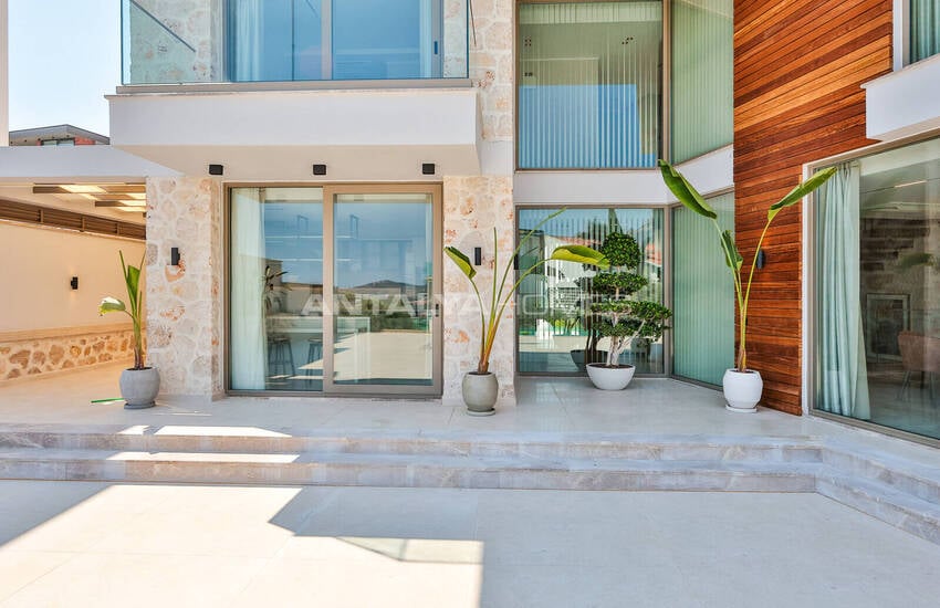 Antalya Kalkan'da Panoramik Deniz Manzaralı 4 Katlı Villa 16