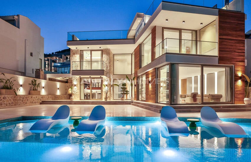 Antalya Kalkan'da Panoramik Deniz Manzaralı 4 Katlı Villa 3