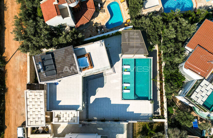 Antalya Kalkan'da Panoramik Deniz Manzaralı 4 Katlı Villa 8