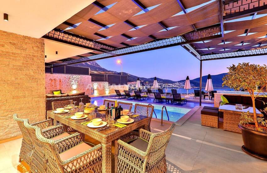 Kaş Kalkan'da Kesintisiz Deniz Manzaralı Havuzlu Villa 14