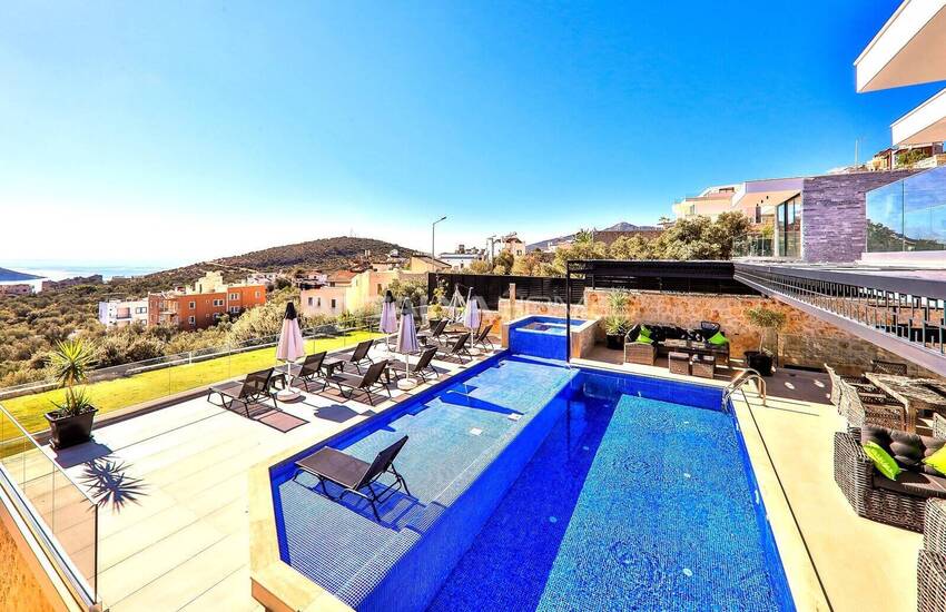 Kaş Kalkan'da Kesintisiz Deniz Manzaralı Havuzlu Villa 9