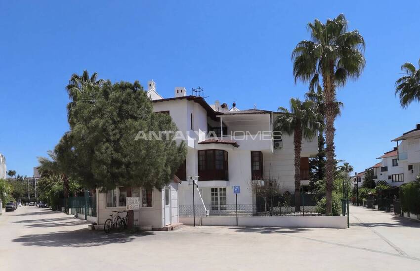 Antalya Lara Örnekköy’de Havuzlu Sitede Bahçeli Villa 1