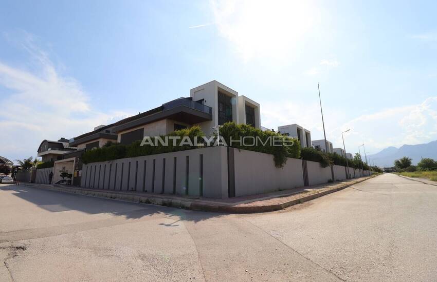 Konyaaltı'nda Özel Havuzlu ve Bahçeli 6+1 Villa 1
