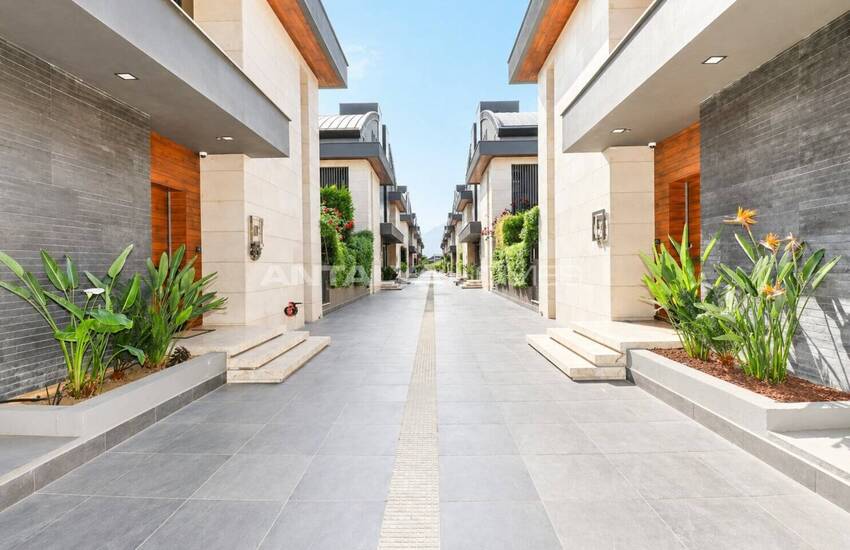 Konyaaltı'nda Özel Havuzlu ve Bahçeli 6+1 Villa 2