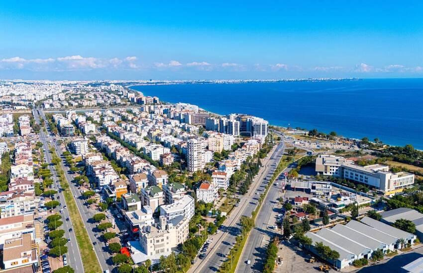Antalya Konyaaltı'da Havuzlu Sitede Daireler