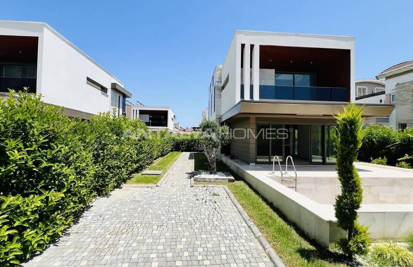 Detached Villa with Private Garden and Pool in Kemer Antalya 1