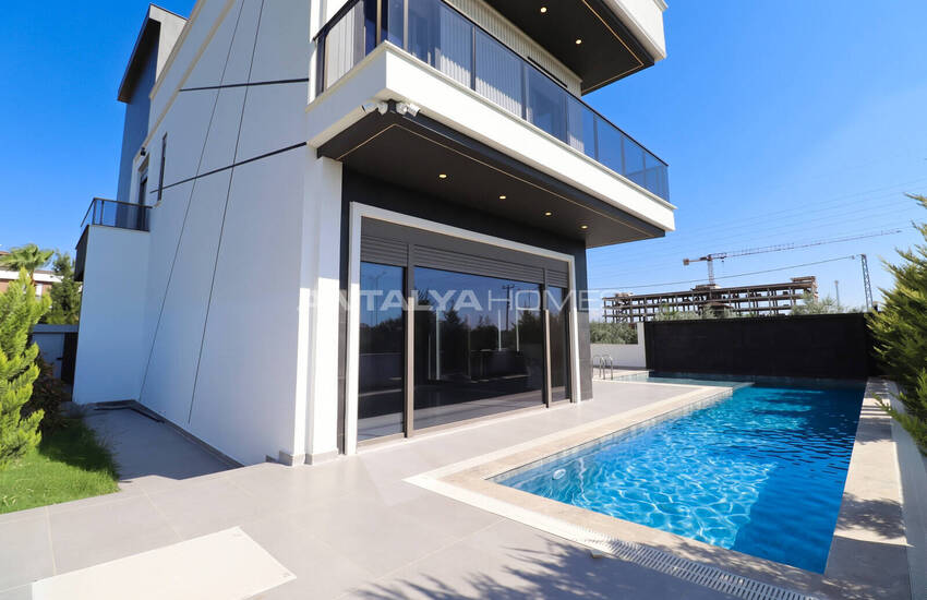Detached Villa with a Private Pool in Antalya Dosemealti 5
