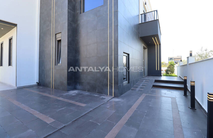 Detached Villa with a Private Pool in Antalya Dosemealti 15